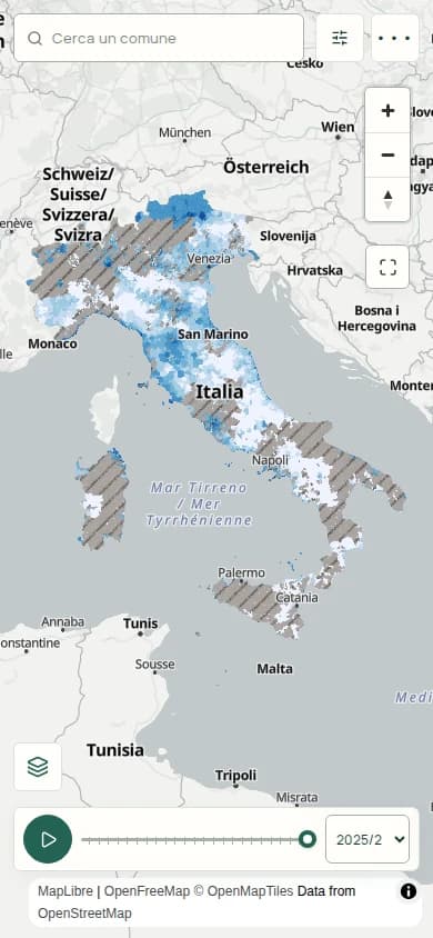 Atlante Casa Italia mobile view with a compact search and filters above the interactive valuation map